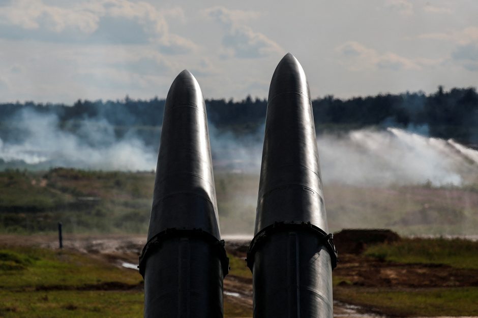 Baltarusijos kariai mokosi naudotis branduolinį ginklą galinčia nešti Rusijos raketų sistema