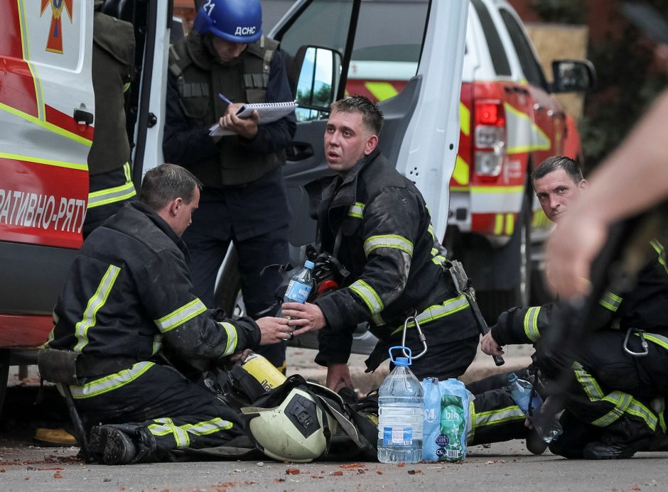 Sudaužyti gyvenimai: Kyjive iš griuvėsių ištraukta mergytė, bandoma išgelbėti ir jos mamą