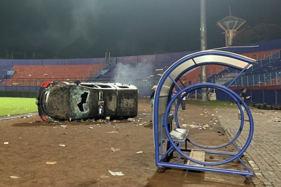 Siaubinga tragedija Indonezijos futbolo stadione: prezidentas pažadėjo surasti nelaimės priežastį