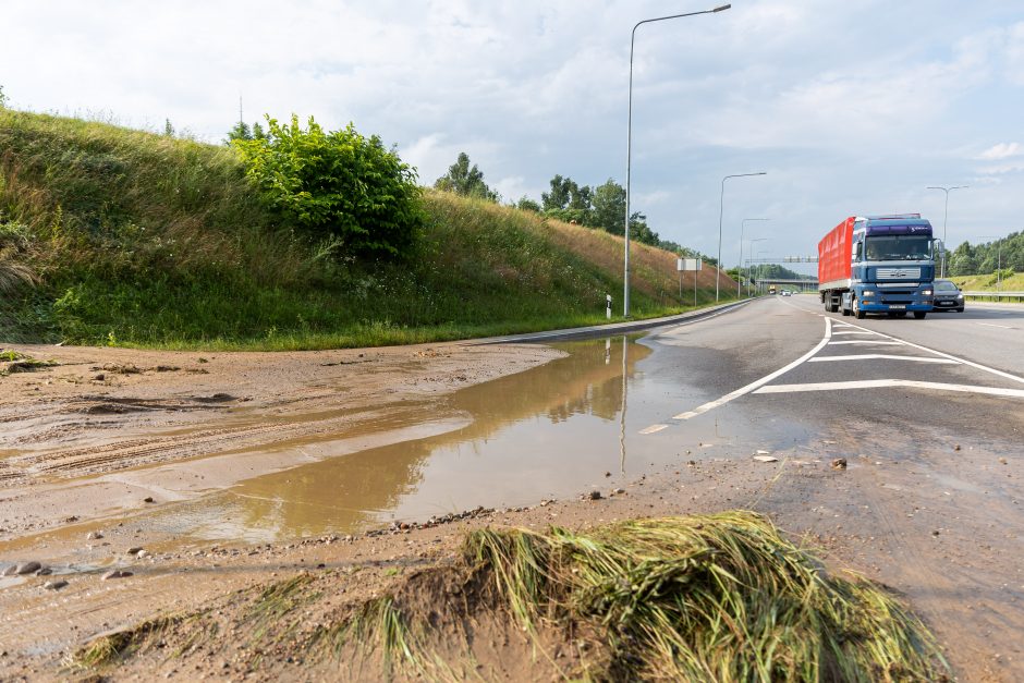 Liūties padariniai Vilniaus vakariniame aplinkkelyje