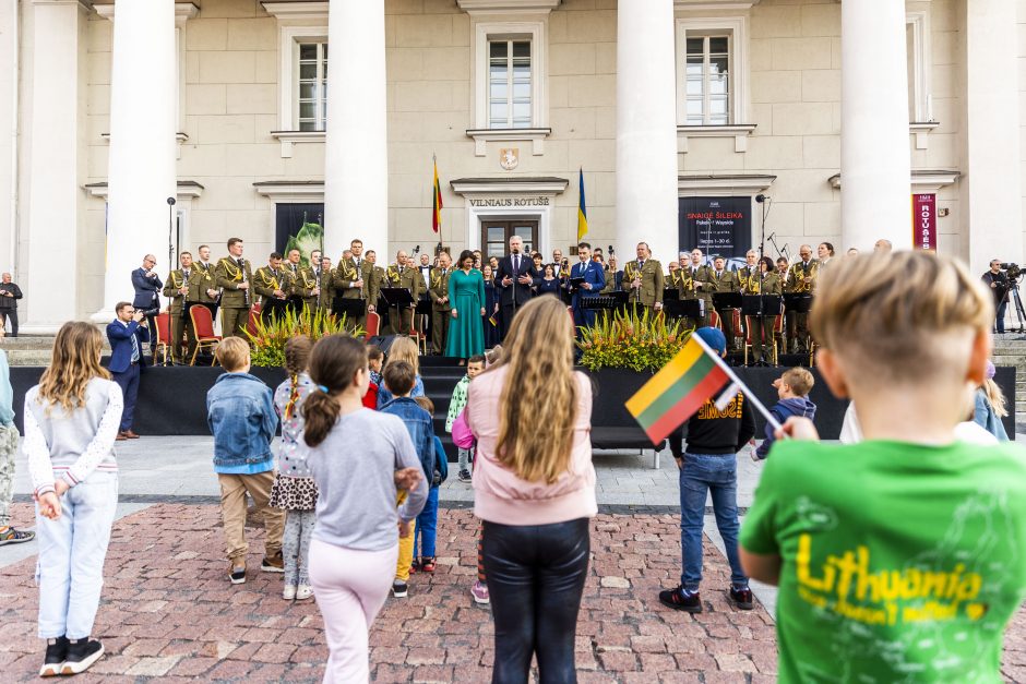 „Tautiškos giesmės“ giedojimas Vinco Kudirkos aikštėje