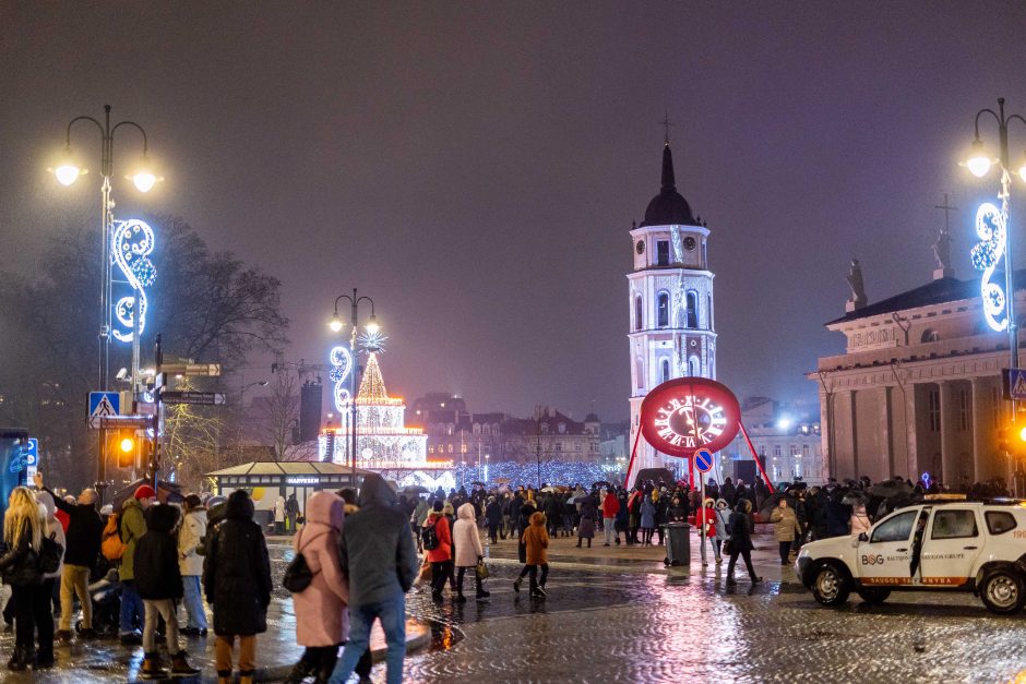 Naujuosius metus lietuviai pasitiko šviesos ir lazerių projekcijomis!