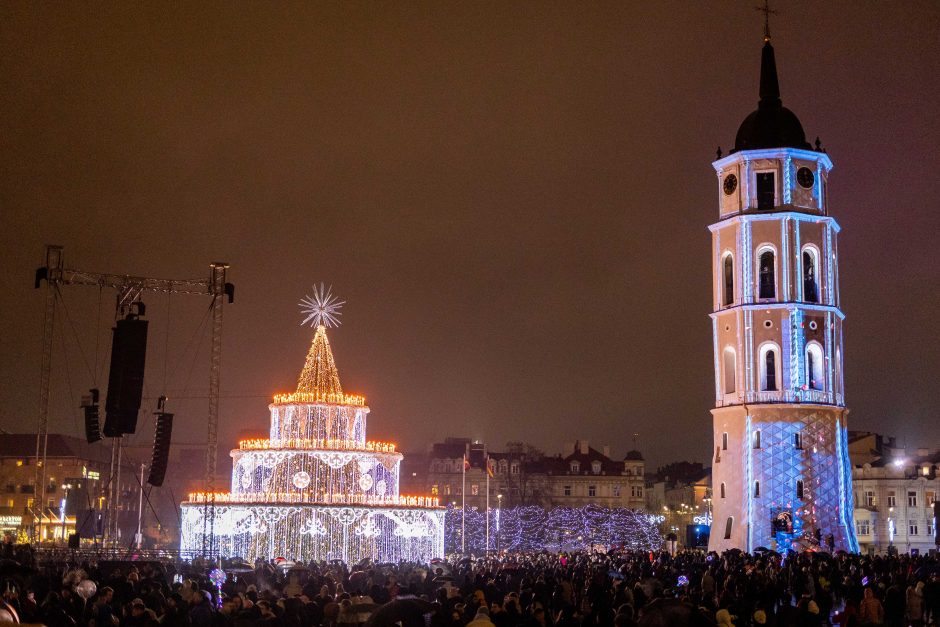 Naujuosius metus lietuviai pasitiko šviesos ir lazerių projekcijomis!