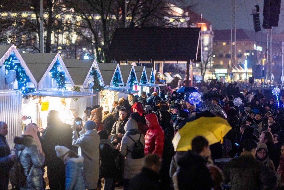 Naujuosius metus lietuviai pasitiko šviesos ir lazerių projekcijomis!