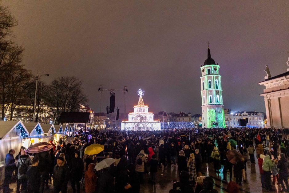 Naujuosius metus lietuviai pasitiko šviesos ir lazerių projekcijomis!