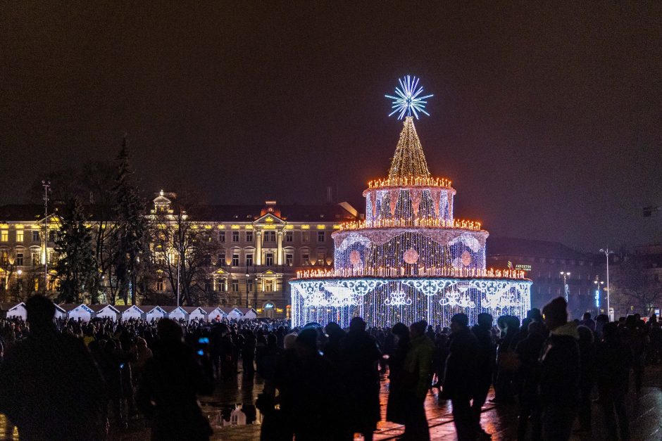 Naujuosius metus lietuviai pasitiko šviesos ir lazerių projekcijomis!