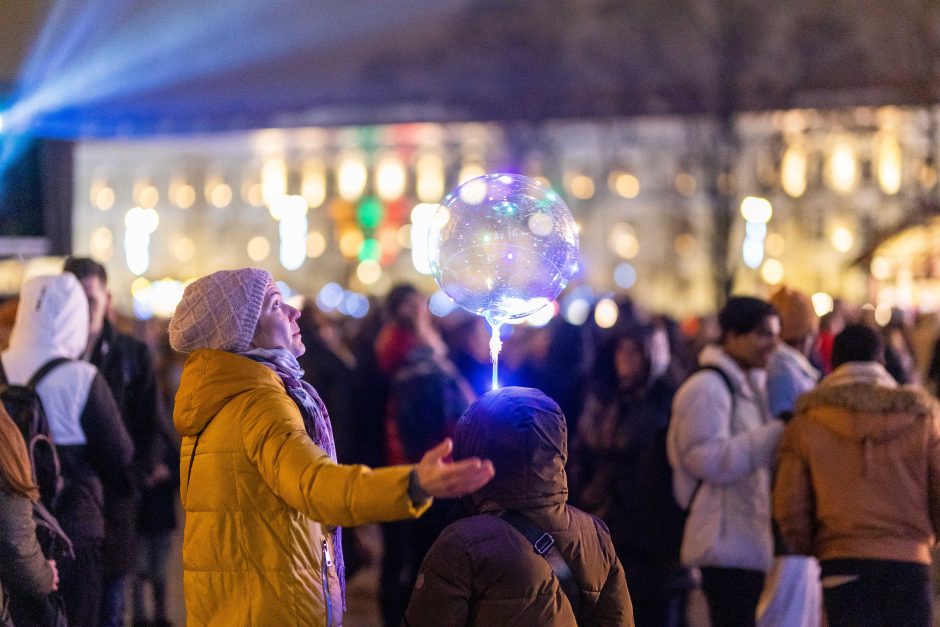 Naujuosius metus lietuviai pasitiko šviesos ir lazerių projekcijomis!