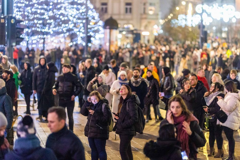 Naujuosius metus lietuviai pasitiko šviesos ir lazerių projekcijomis!