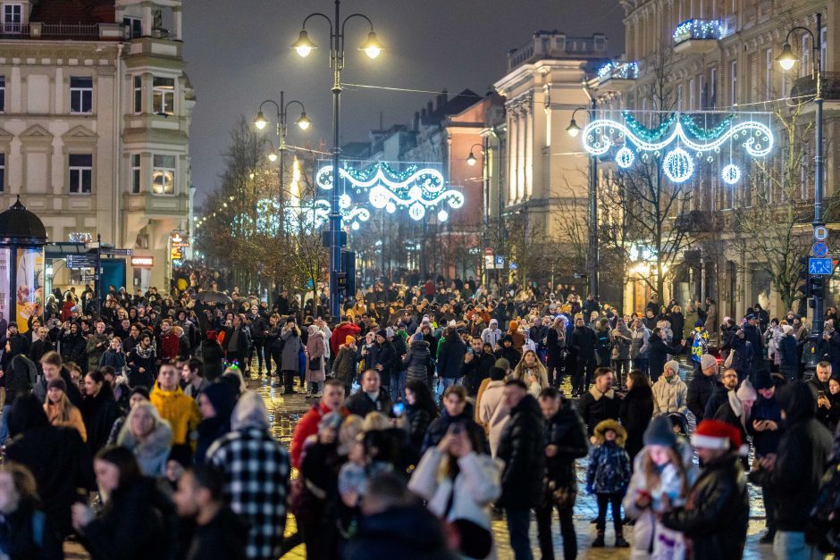 Naujuosius metus lietuviai pasitiko šviesos ir lazerių projekcijomis!