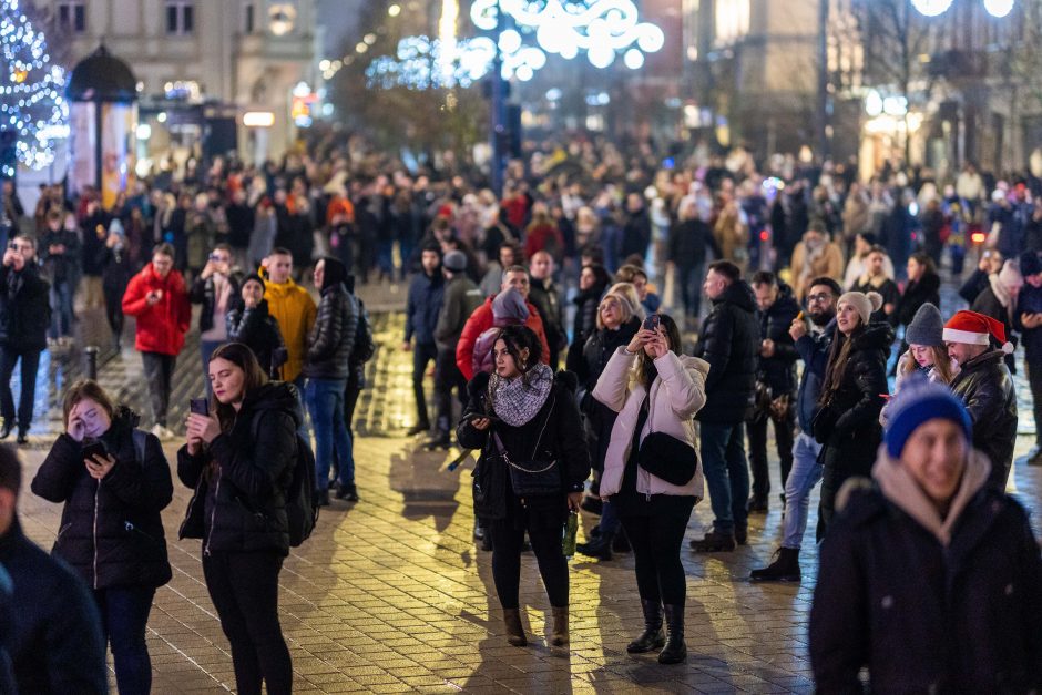 Naujuosius metus lietuviai pasitiko šviesos ir lazerių projekcijomis!