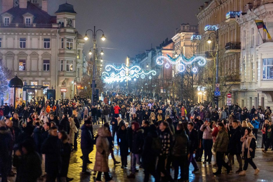 Naujuosius metus lietuviai pasitiko šviesos ir lazerių projekcijomis!