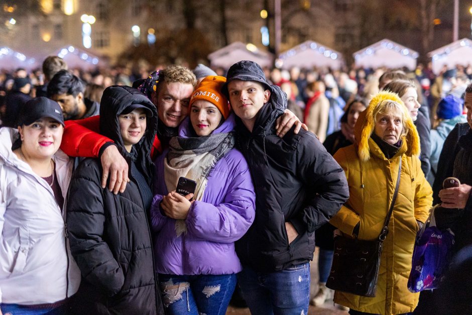 Naujuosius metus lietuviai pasitiko šviesos ir lazerių projekcijomis!