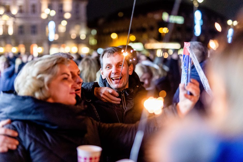 Naujuosius metus lietuviai pasitiko šviesos ir lazerių projekcijomis!