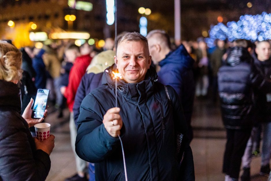 Naujuosius metus lietuviai pasitiko šviesos ir lazerių projekcijomis!