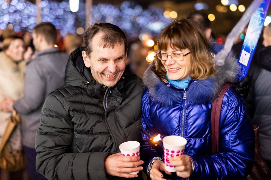 Naujuosius metus lietuviai pasitiko šviesos ir lazerių projekcijomis!