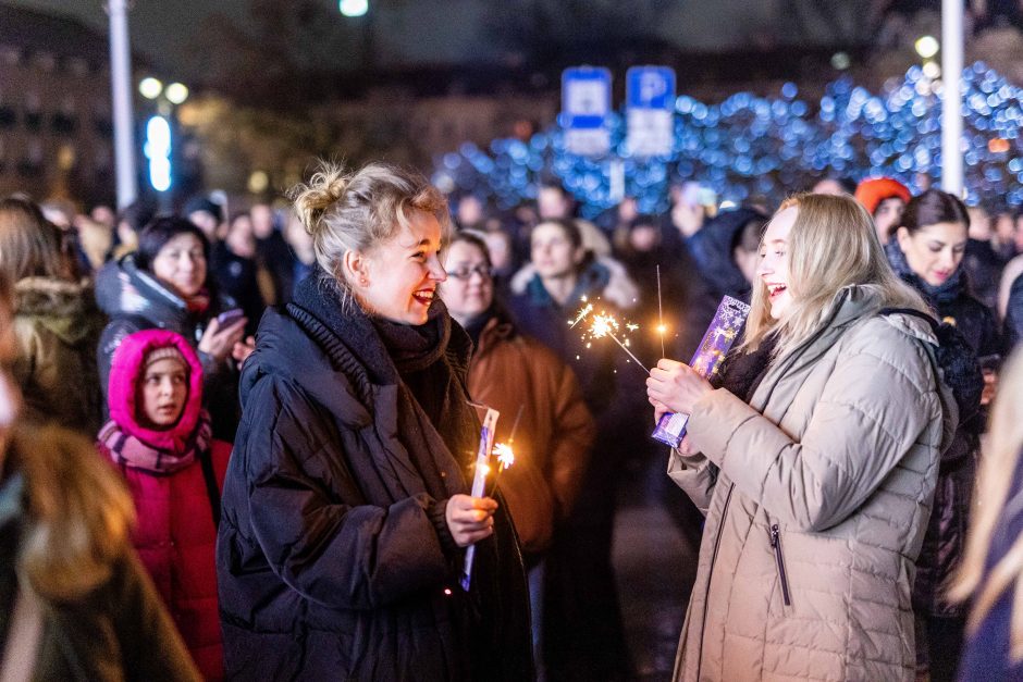 Naujuosius metus lietuviai pasitiko šviesos ir lazerių projekcijomis!