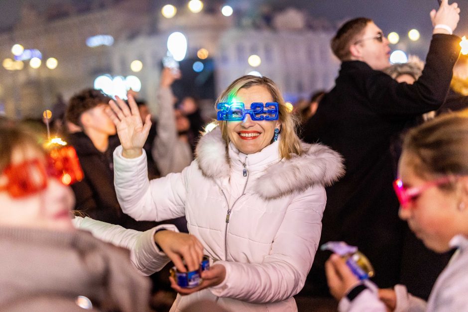 Naujuosius metus lietuviai pasitiko šviesos ir lazerių projekcijomis!