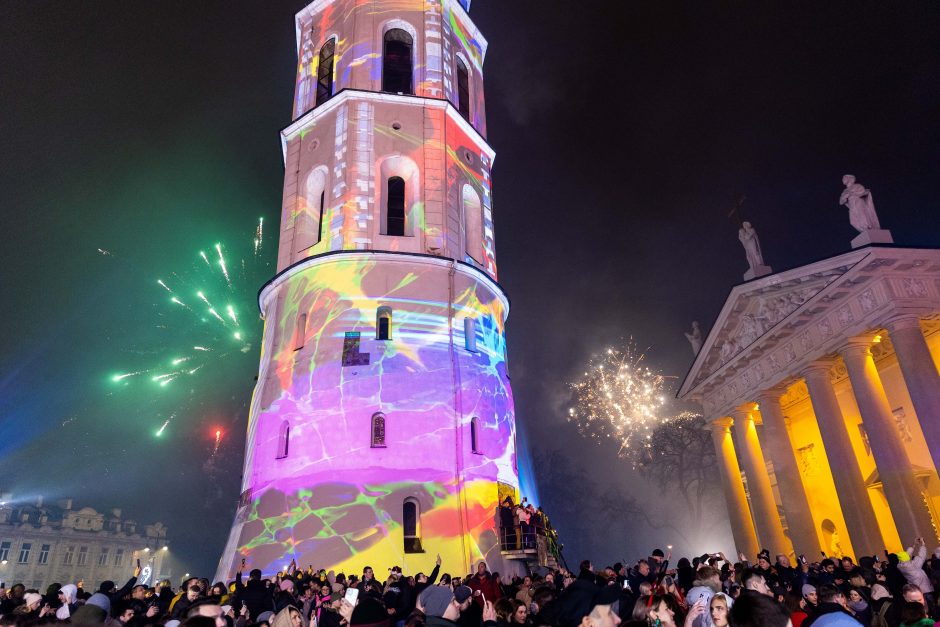 Naujuosius metus lietuviai pasitiko šviesos ir lazerių projekcijomis!