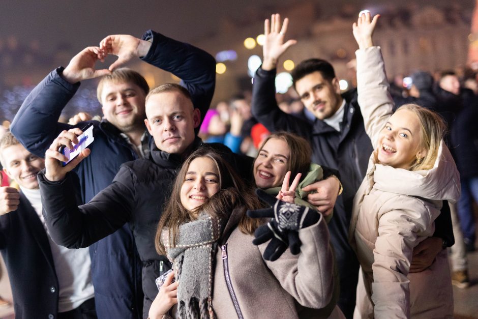 Naujuosius metus lietuviai pasitiko šviesos ir lazerių projekcijomis!