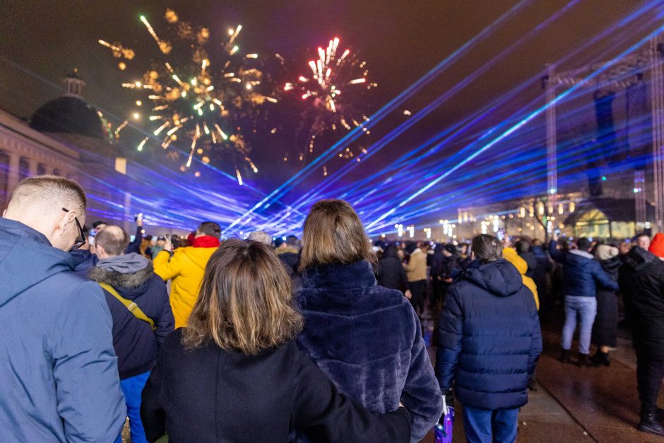 Naujuosius metus lietuviai pasitiko šviesos ir lazerių projekcijomis!