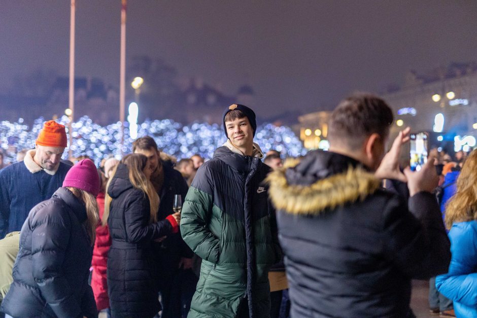 Naujuosius metus lietuviai pasitiko šviesos ir lazerių projekcijomis!