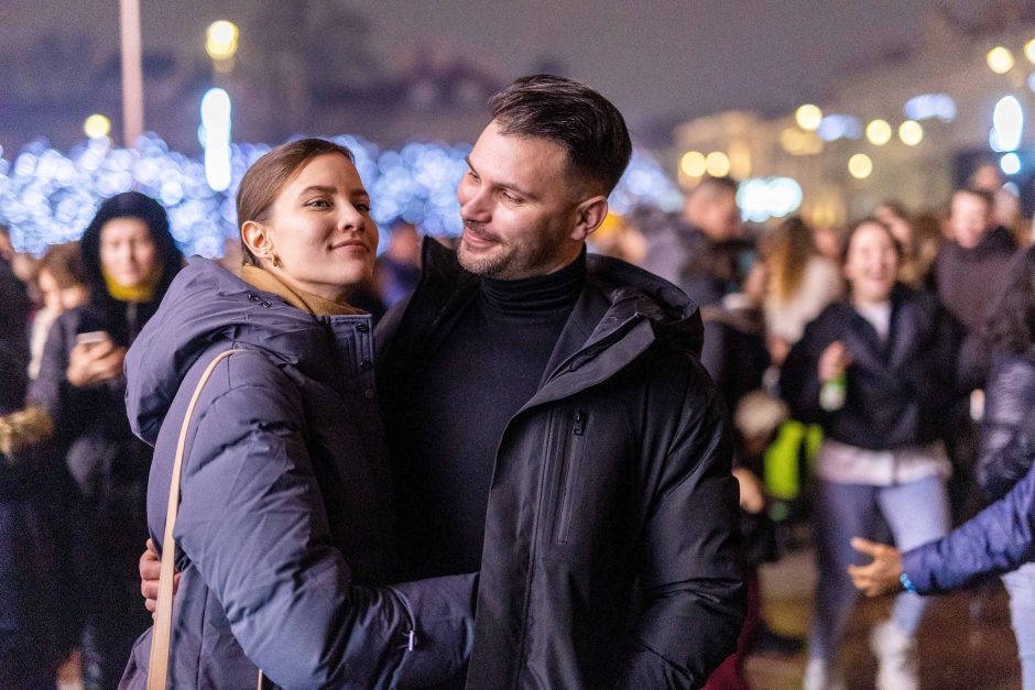 Naujuosius metus lietuviai pasitiko šviesos ir lazerių projekcijomis!