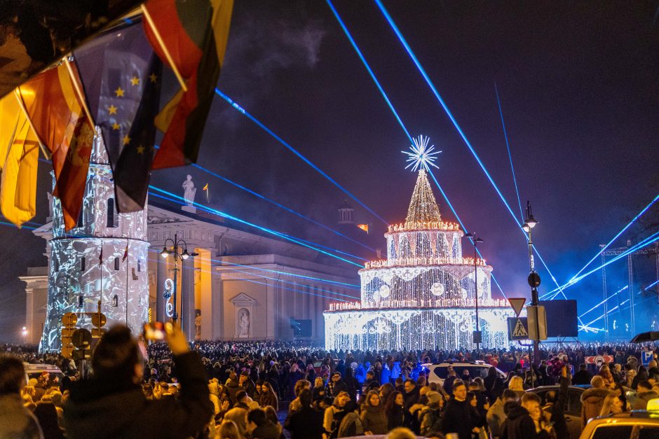 Naujuosius metus lietuviai pasitiko šviesos ir lazerių projekcijomis!