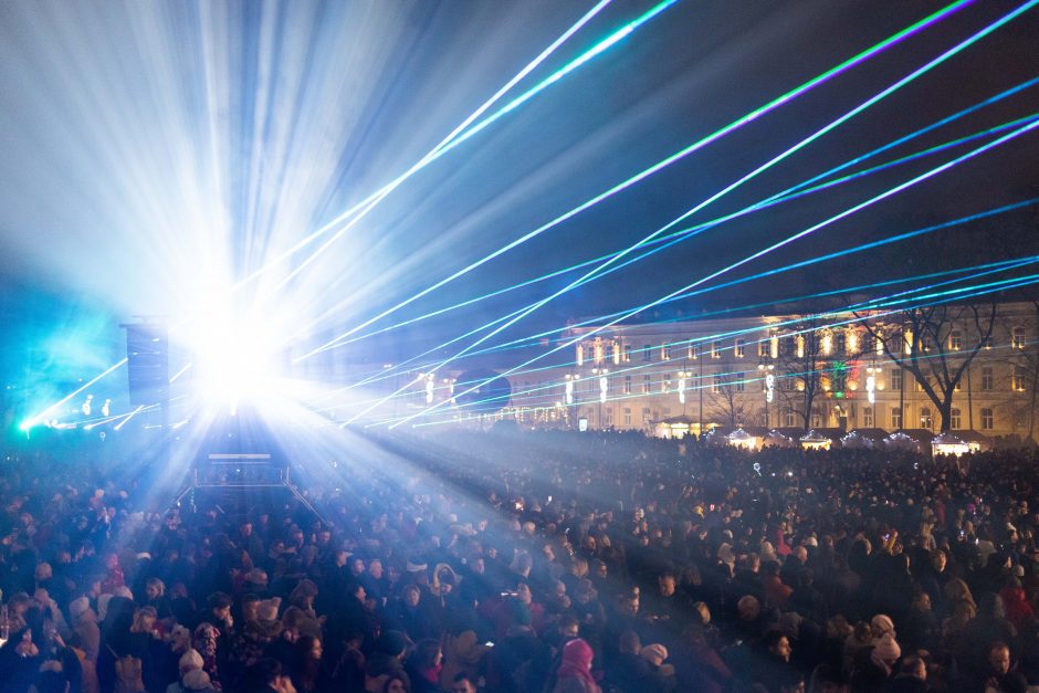 Naujuosius metus lietuviai pasitiko šviesos ir lazerių projekcijomis!