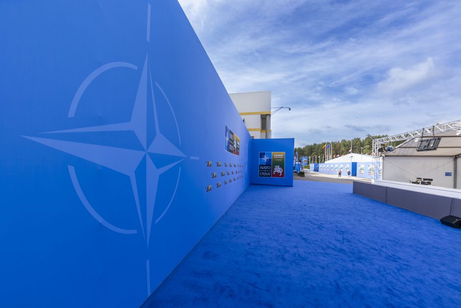 NATO susitikimo užkulisiai: „politinis“ maistas, 120 kilogramų braškių ir lietuviški akcentai