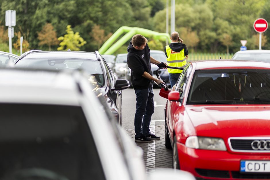 Dėl pigesnių degalų – ilgos automobilių eilės