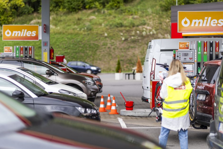 Dėl pigesnių degalų – ilgos automobilių eilės