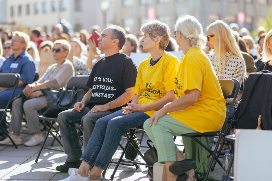 Ministras: daugiau lėšų mokytojų atlyginimams nebus, bet galima derėtis kitais klausimais