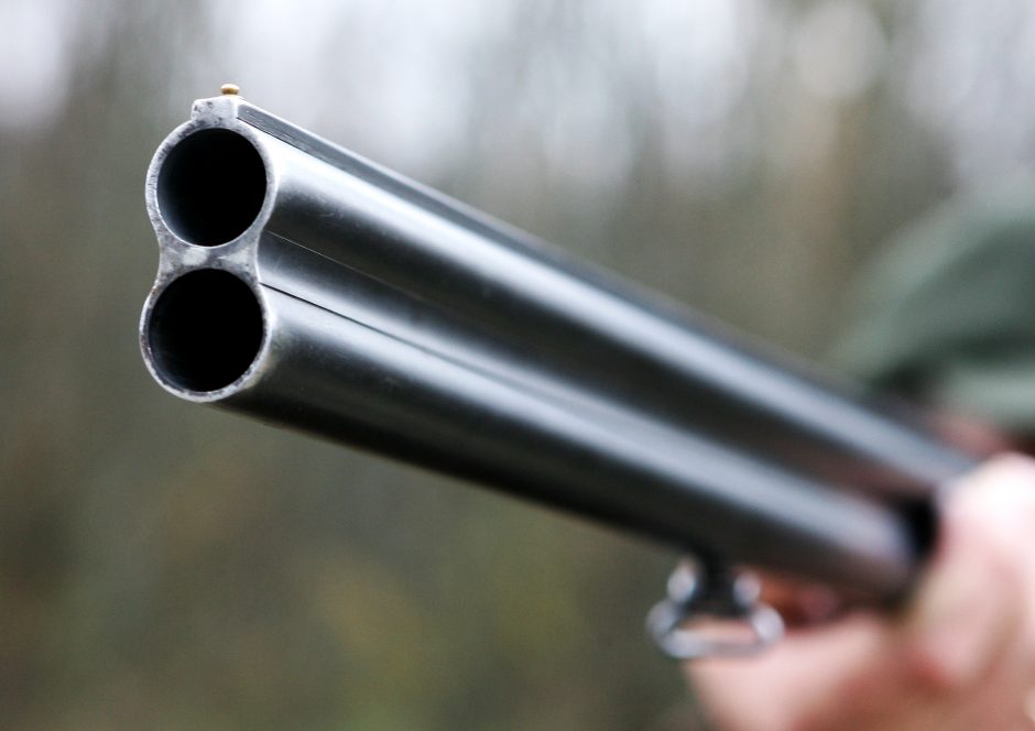 Biržuose moteris rado peršautas duris, Prienų rajone grasinta medžiokliniu šautuvu