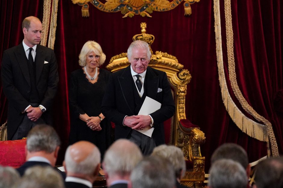 Charlesas III per istorinę ceremoniją oficialiai paskelbtas naujuoju JK karaliumi