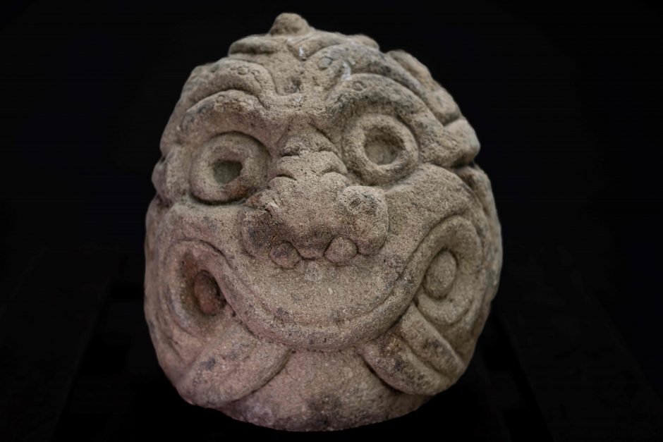 Šveicarija Peru grąžino 2500 metų senumo akmens skulptūrą