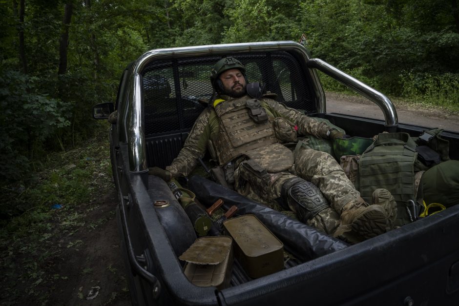 Ekspertai apie karą Ukrainoje: kai kur agresorius bando įdarbinti galvą į sieną daužančias pajėgas 