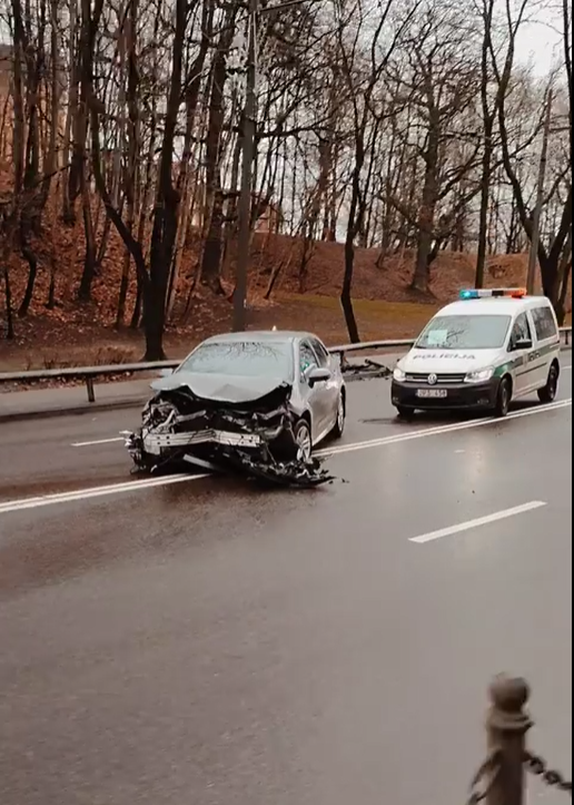 Ant Parodos kalno automobilis kliudė kelio atitvarus: vairuotoja išvežta į Kauno klinikas