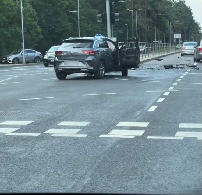 Vilniuje susidūrė du lengvieji automobiliai, nukentėjo žmonės