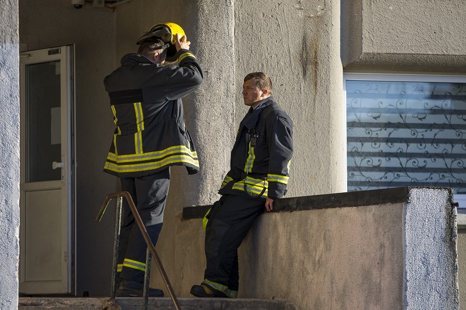Kaune ugniagesiai gelbėjo balkone likusią moterį: jo duris užtrenkė vaikas