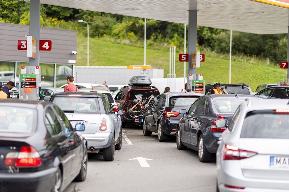 Dėl pigesnių degalų – ilgos automobilių eilės