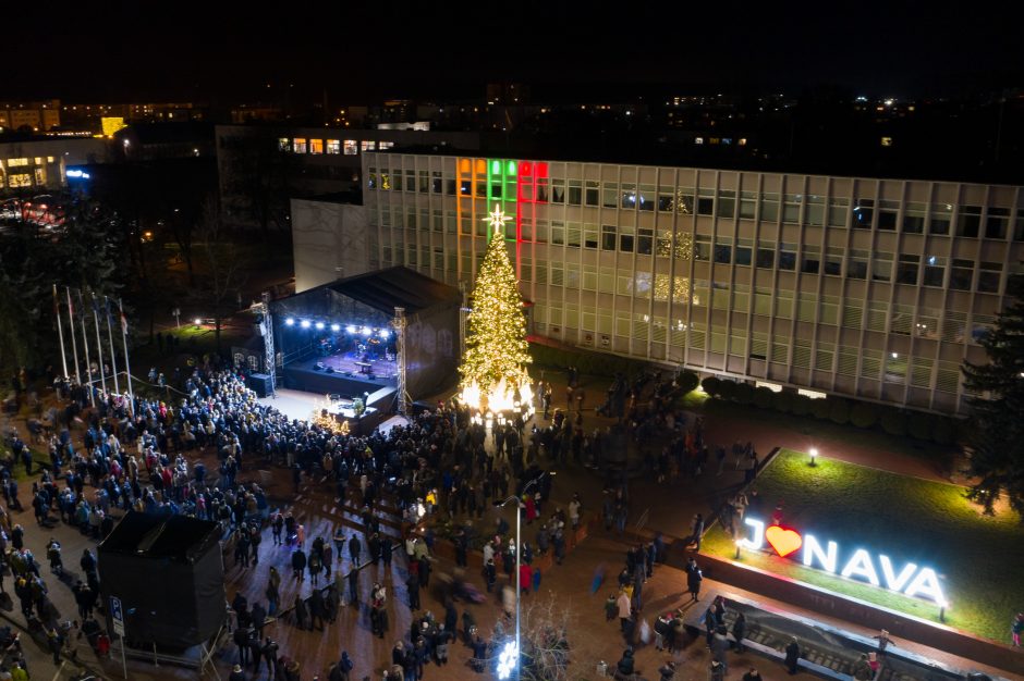 Jonavoje įžiebta žaliaskarė ir eglučių miestelis