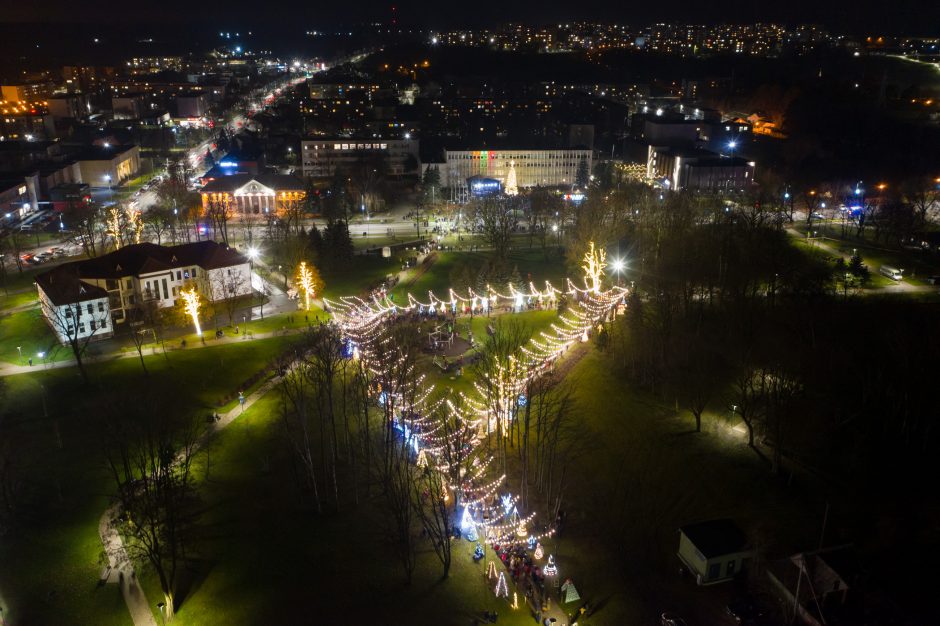 Jonavoje įžiebta žaliaskarė ir eglučių miestelis