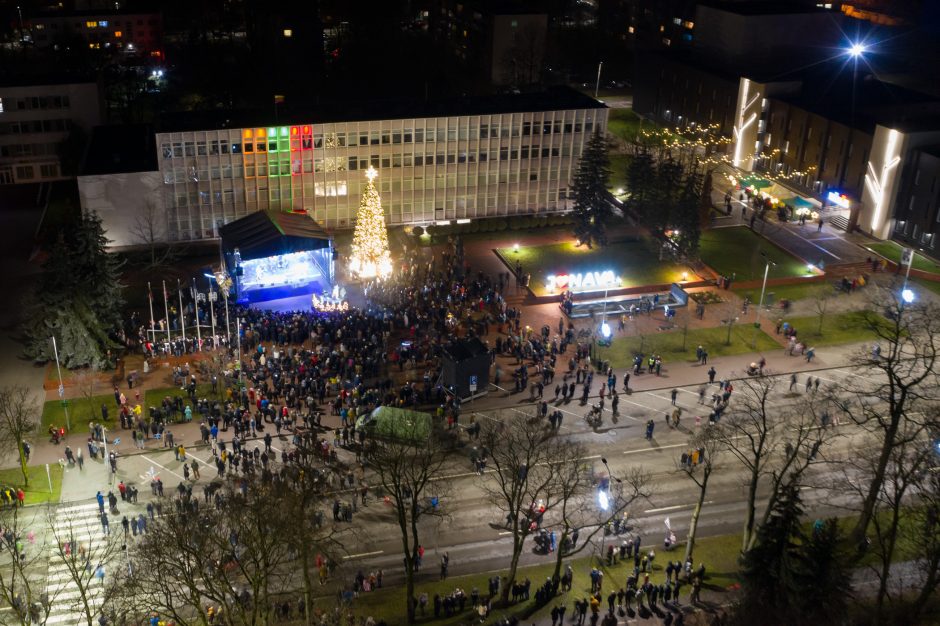 Jonavoje įžiebta žaliaskarė ir eglučių miestelis