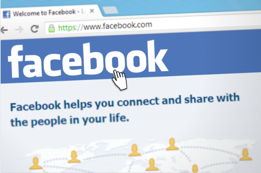 „Facebook“ smogė pasaulinis tinklo sutrikimas ir informatorės liudijimai