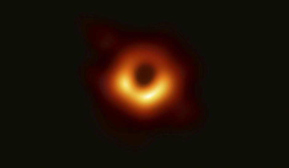 Astronomai paskelbė pirmąją juodosios skylės nuotrauką
