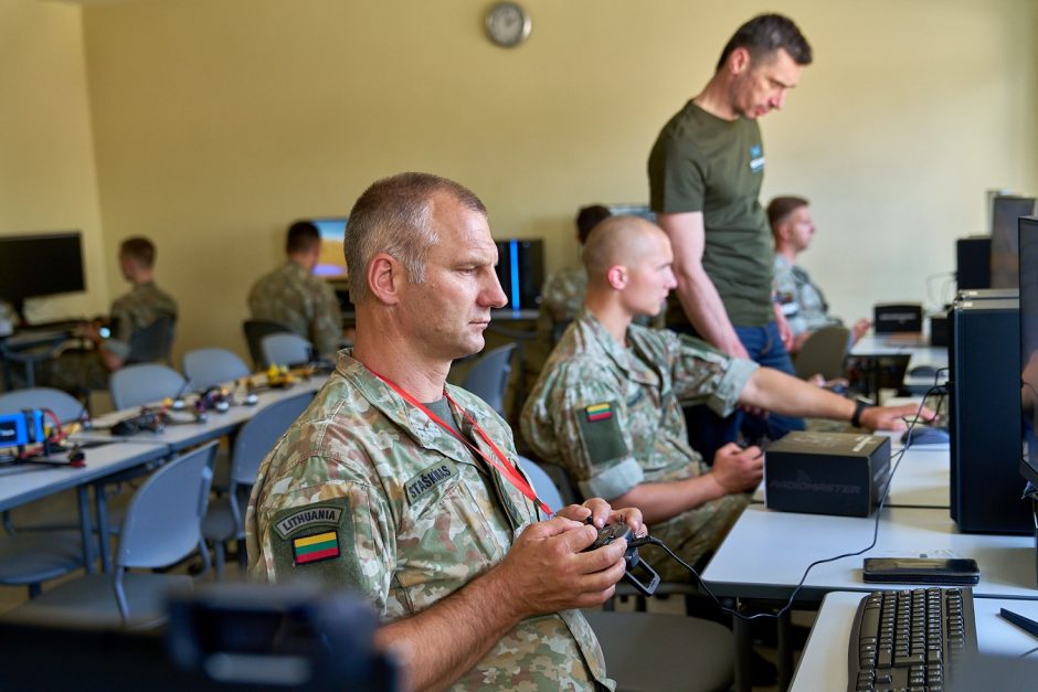 Kariuomenėje pirmą kartą surengtas dronų instruktorių kursas