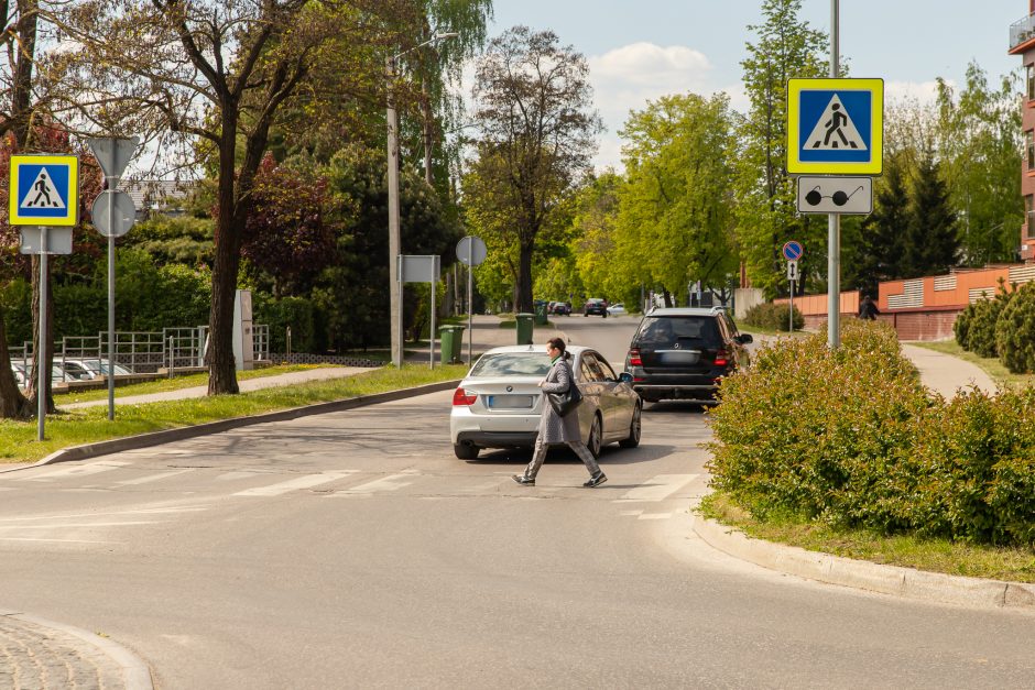 Kaunietis nerimauja dėl gresiančios nelaimės: vairuotojai mūsų nemato