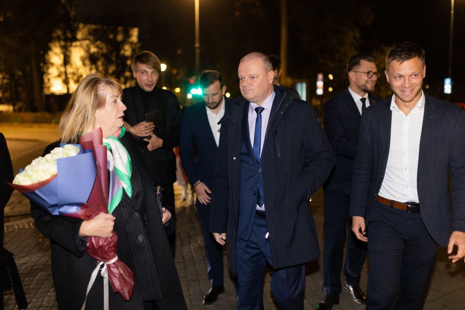 S. Skvernelis, R. Karbauskis ir I. Vėgėlė atvyko į socdemų štabą: kai kurie užsidarė už širmos