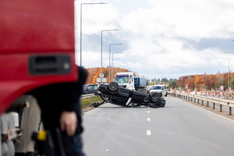 Vilniaus pakraštyje BMW apvirto ant stogo