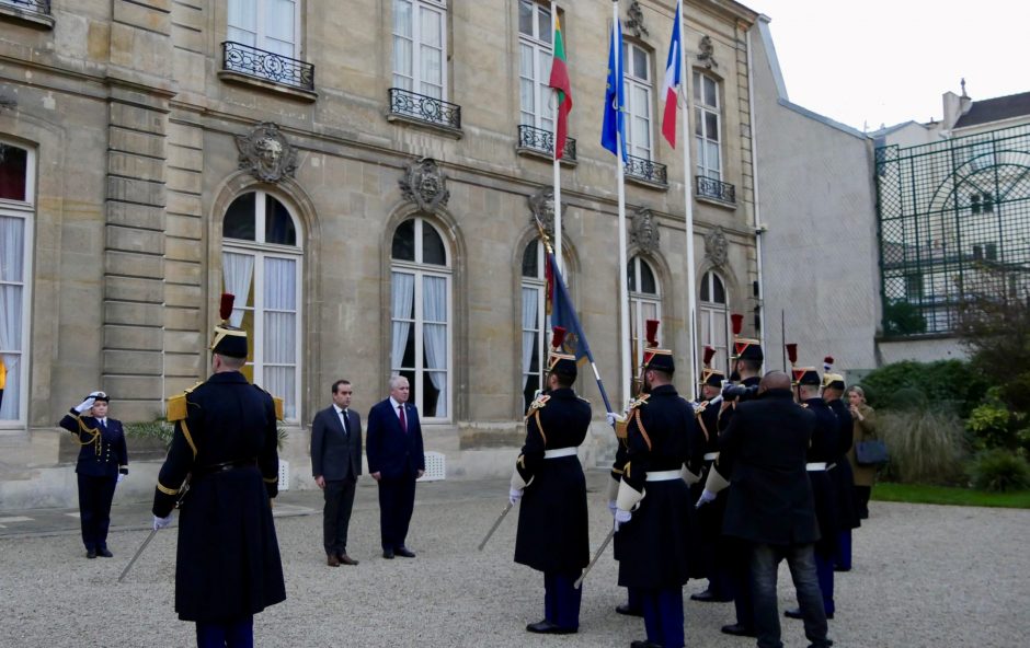 KAM: su Prancūzija susitarta dėl haubicų įsigijimo